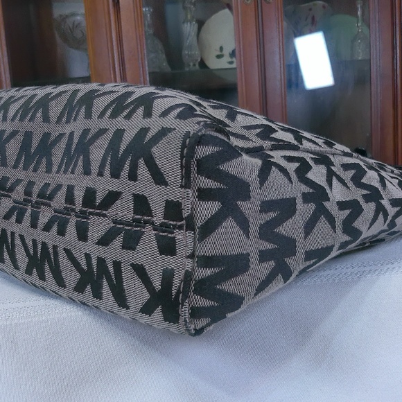 LKNW(No Call Outs) Michael Kors Jet Set Signature Canvas Lg.Tote W/Leather Trim - Picture 6 of 16